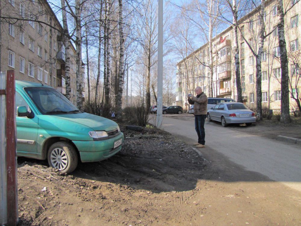 Штраф за парковку на газоне 2024. Парковка на газоне. Парковка на газоне штраф. Штраф за парковку на газоне в Москве. Парковка на газоне штраф 2021.